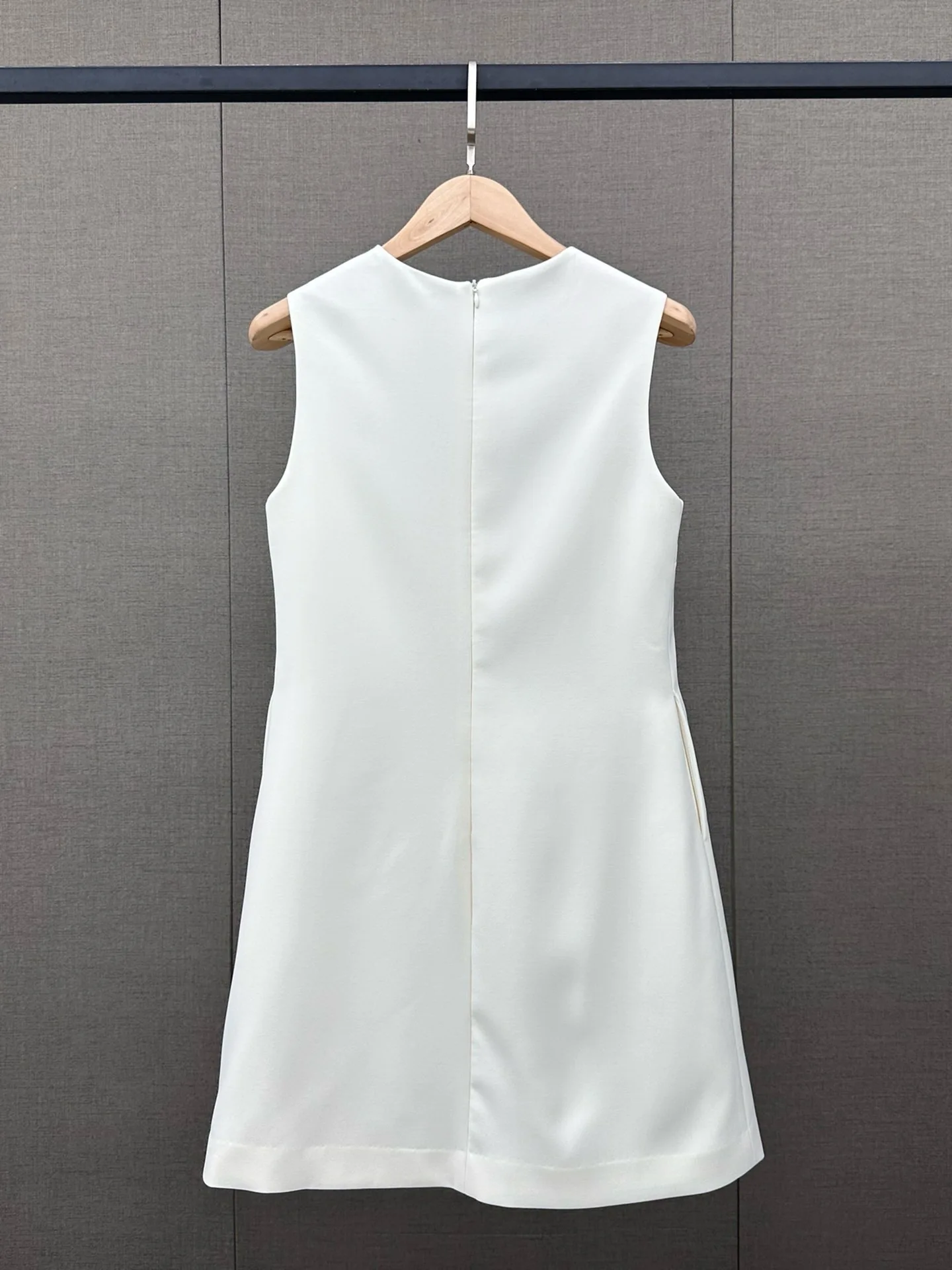 New high-quality minimalist slim fit round neck sleeveless dress