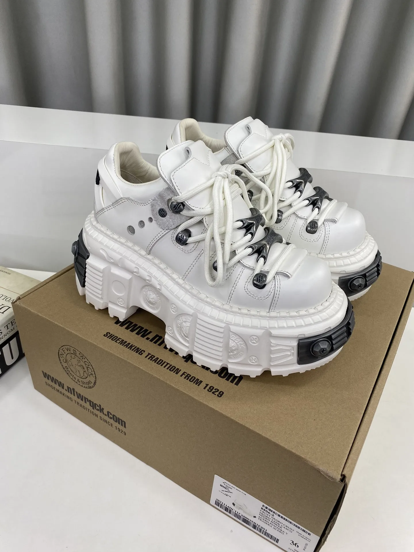 

Повседневный панк Thi Bot 8 см, увеличивающий рост, модный универсальный одинарный металлический элемент, резиновая подошва с круглым носком