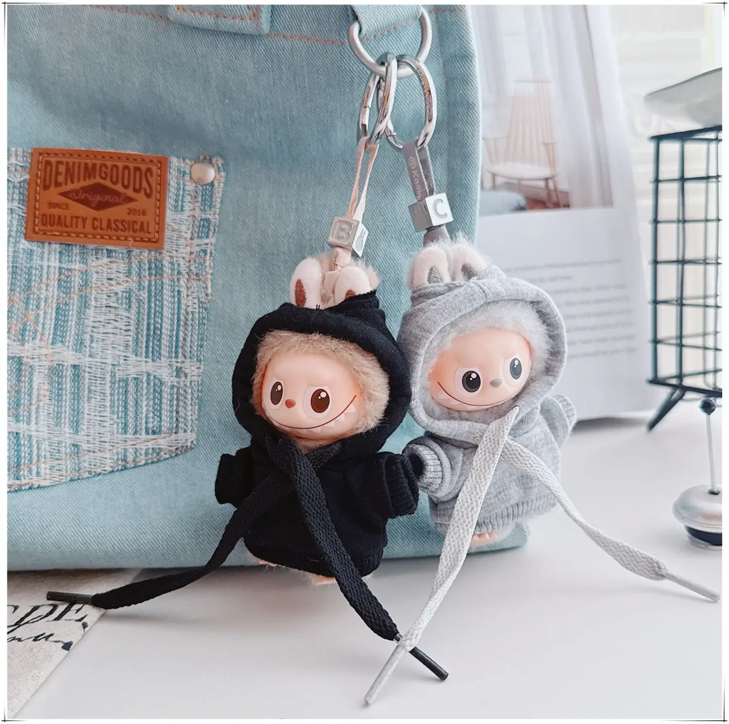 Vestiti per bambole Mini Labubu 4a generazione 4.0 da 10 cm, felpa con cappuccio bianca e nera con pantaloncini con risvolto – varie opzioni di colore