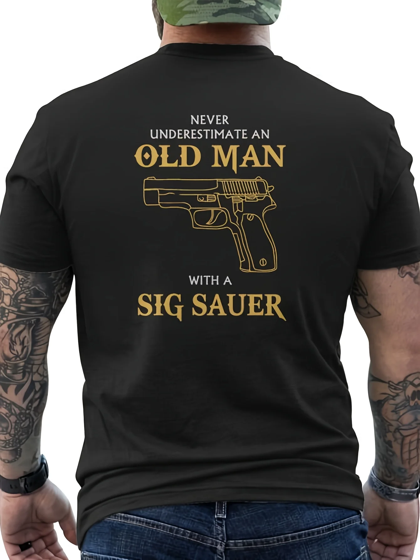Camiseta masculina com o slogan “Nunca subestime um velho com uma pistola Sig Sauer” - camiseta preta de manga curta com gola redonda