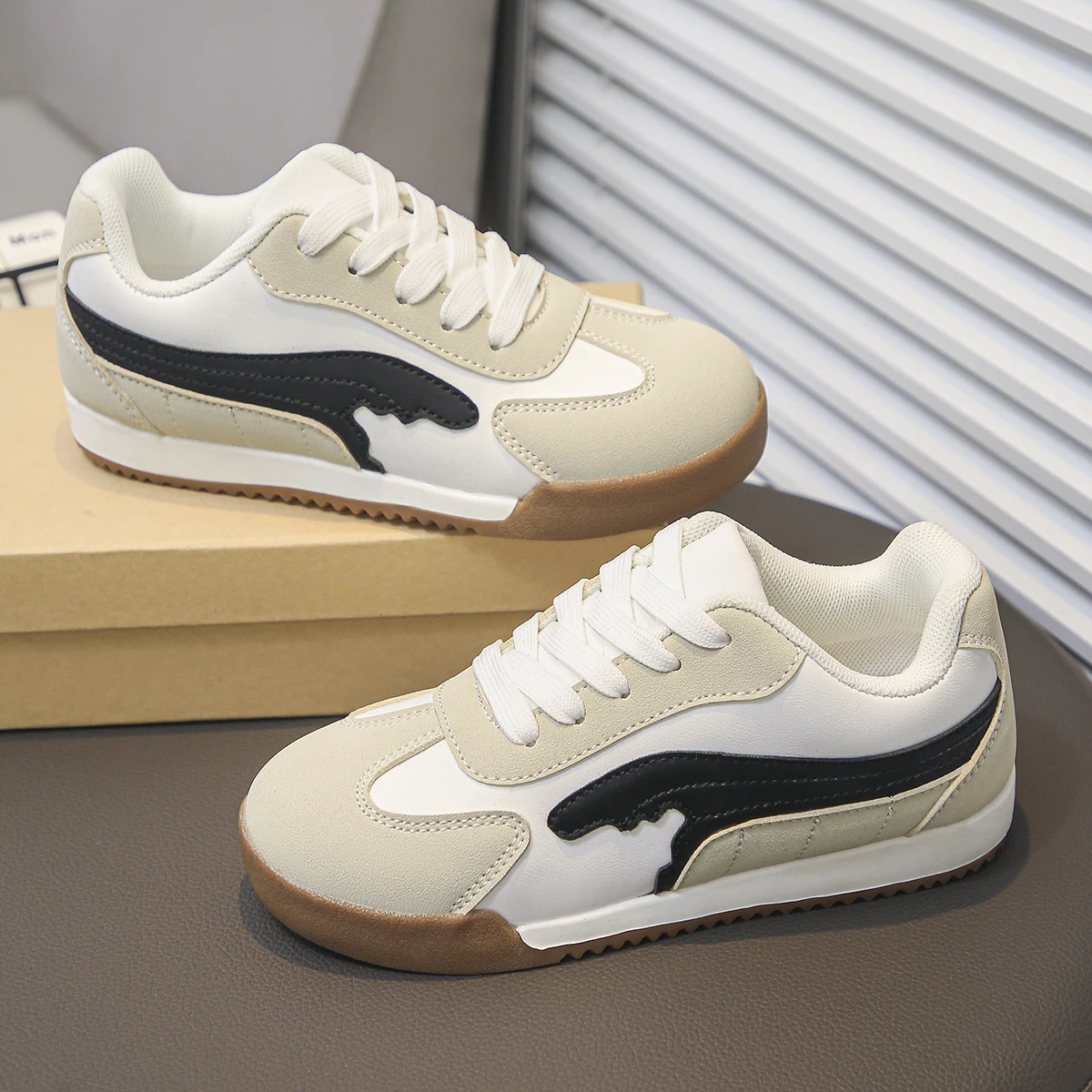 A Pair of Comfortable Cloud-Patterned Color-Blocked Sports and Casual Shoes for Boys and Girls for the Back-To-School Season