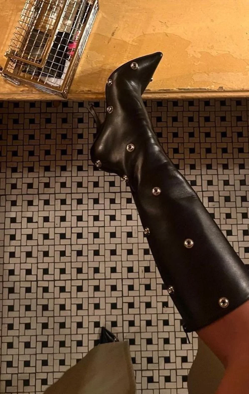 Design Woman's Black Leather Round Metal Rivets Decor Mid Calf Boots Sexy Pointed-Toe Knee-High Fashion Stiletto Boots
