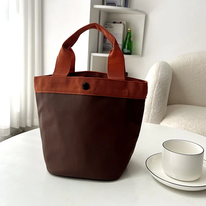 حقيبة غداء أسطوانية كبيرة السعة محمولة باليد مقاومة للماء ومتعددة الاستخدامات للتنقل اليومي بلون بسيط