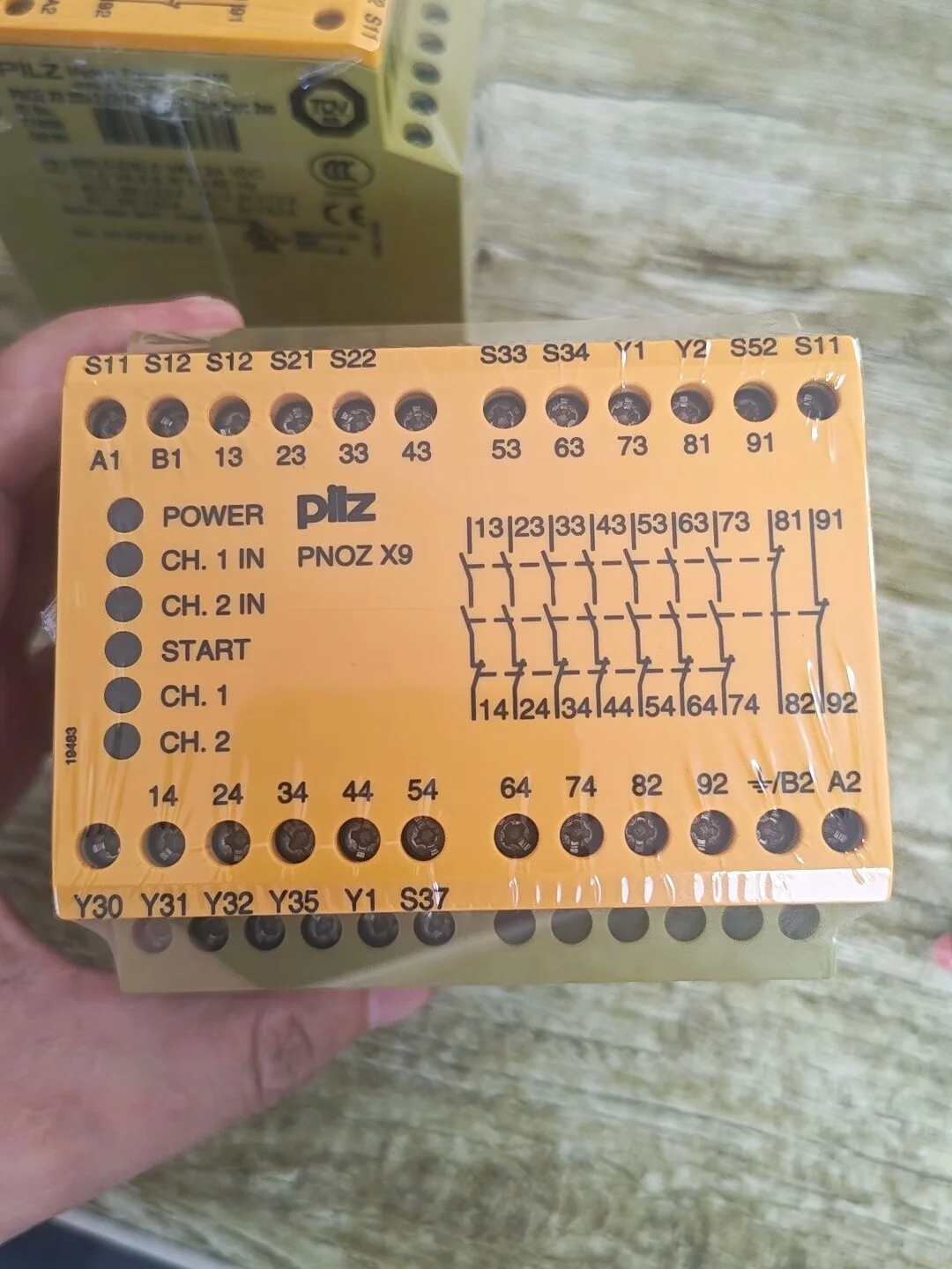 Pilz X9 774606 safety relay in Stock