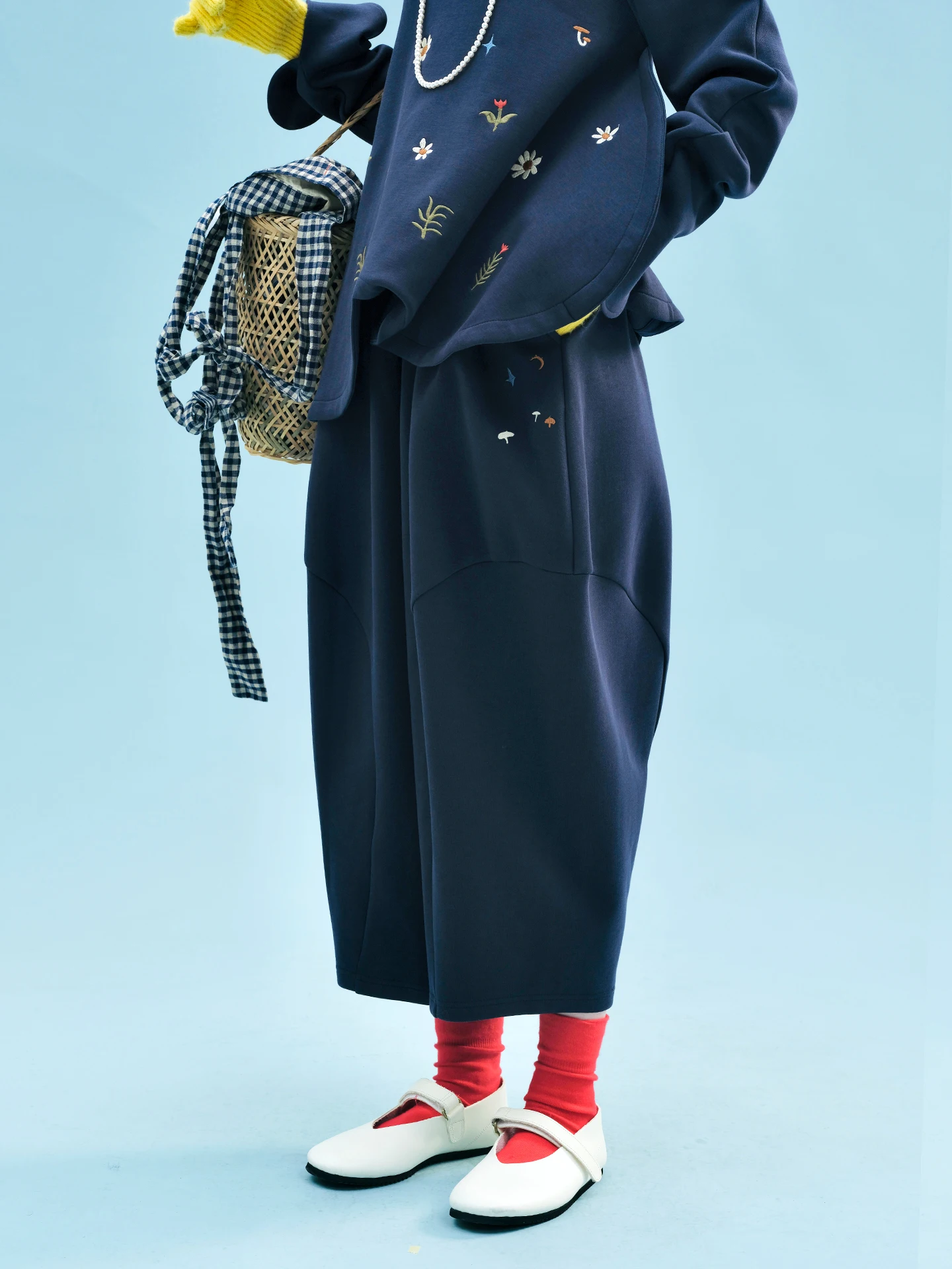 Luźne spodnie w kolorze granatowym z unikalnym wzorem - idealne do codziennego noszenia na co dzień, stylowe i wygodne 255250