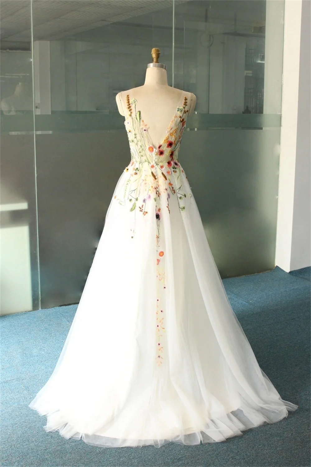 فستان زفاف كيوتو مخصص من الدانتيل الأبيض والتطريز على شكل حرف V على شكل حرف a بدون ظهر فساتين سهرة بطول الأرض 2025