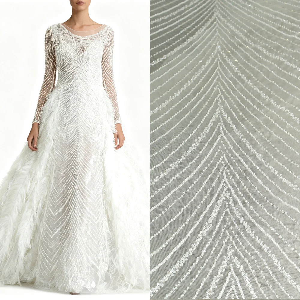 

Кружевная ткань с нежной цветочной вышивкой изысканная и романтичная, подходит для свадебных вечерних платьев.