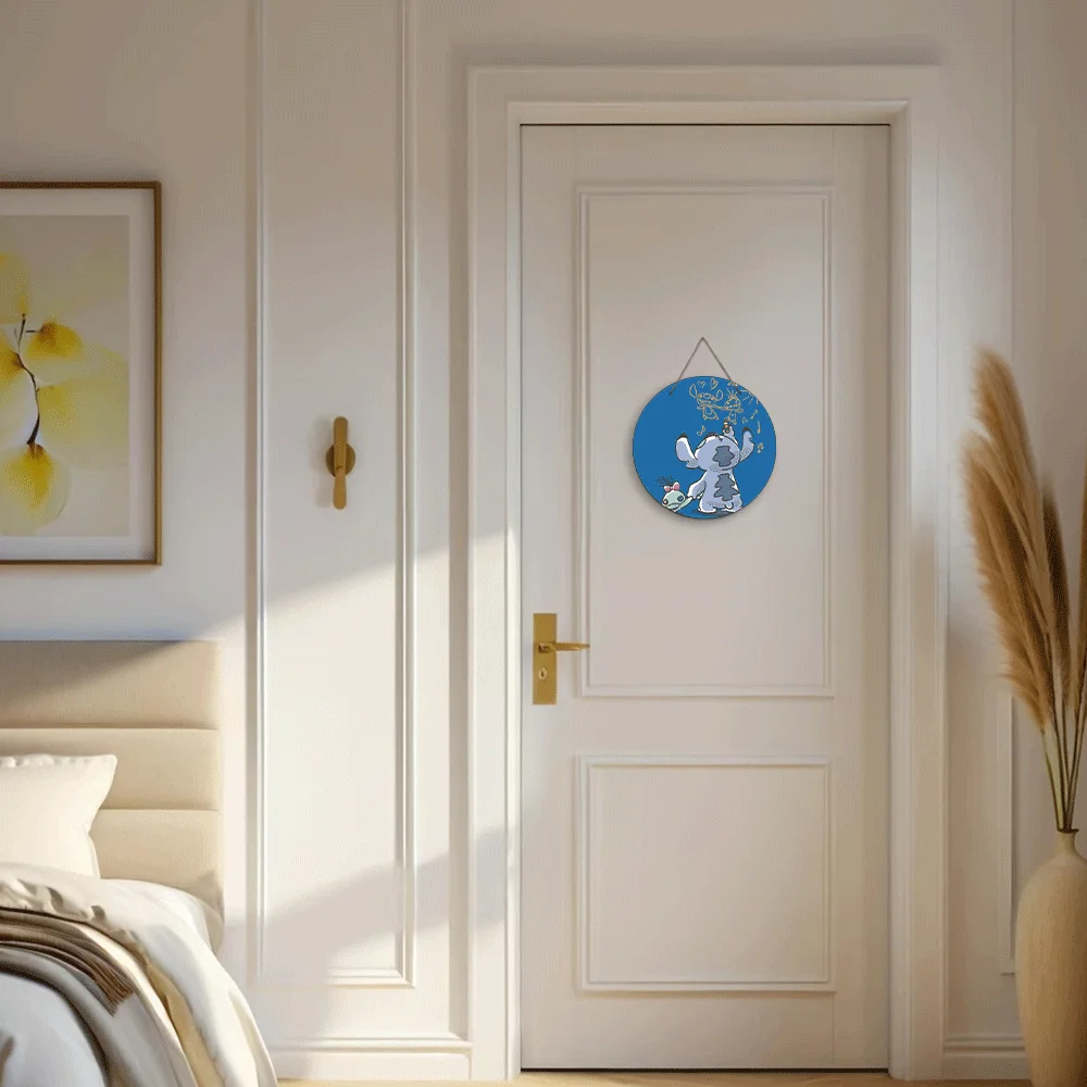 مسطح ثنائي الأبعاد - ديكور منزلي ثنائي الأبعاد قطعة واحدة 2D 7.87*7.87 بوصة لوحة باب خشبية مستديرة معلقة - طباعة فنية مستوحاة من Lilo & Stitch، طراز حديث De