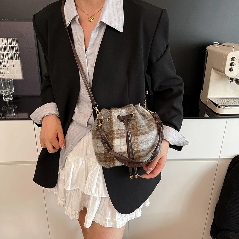 Tweed-Karo-Umhängetasche mit Kordelzug, klassische karierte Damenhandtasche, Retro-Make-up-Tasche, elegante Herbst-/Wintertasche – Detail 9