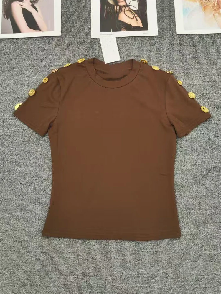 

In the summer of 2025, the new T-shirt with short sleeves and metal buttons is slim and slim, and it is a versatile T-shirt.