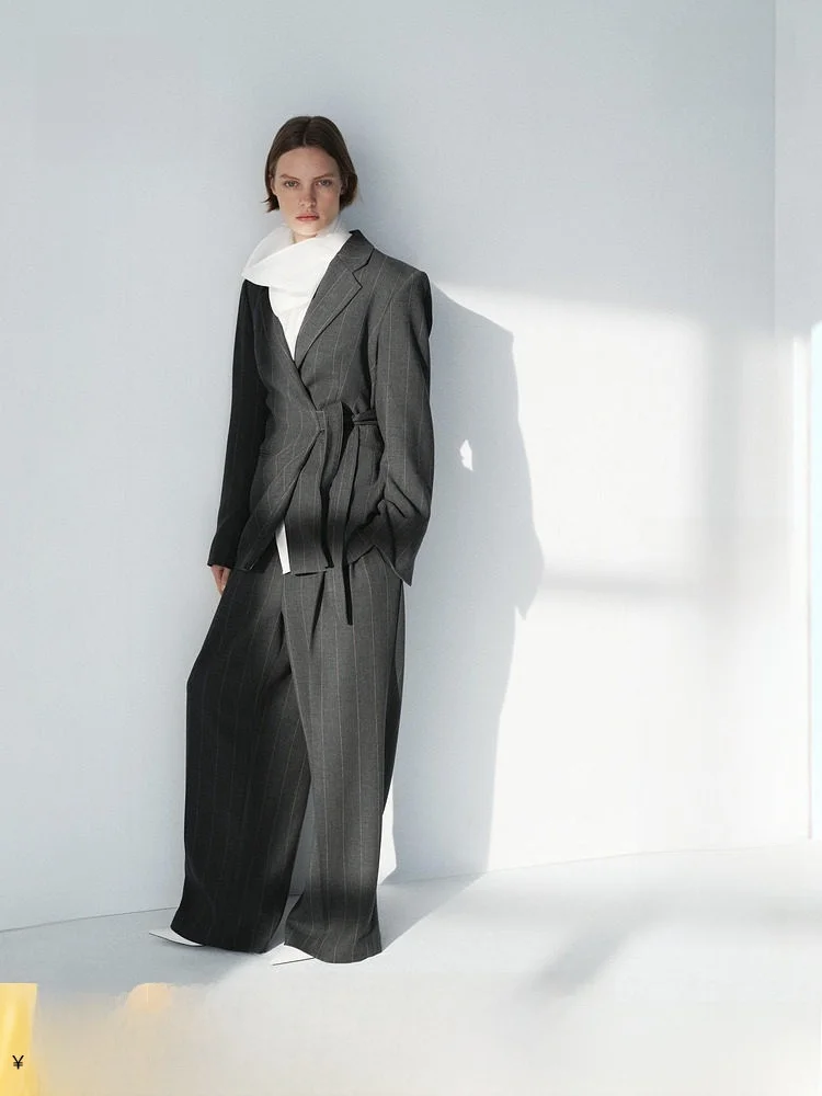 

Новые летние женские брюки H&M 1325475: 67% полиэстер, 29% вискоза, 4% спандекс. Брюки для делового повседневного стиля.