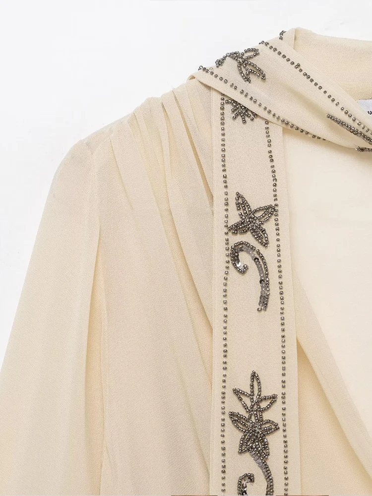 Neue Damenmode im europäischen Stil: eine vielseitige und elegante Georgette-Schalbluse mit Perlenverzierungen.