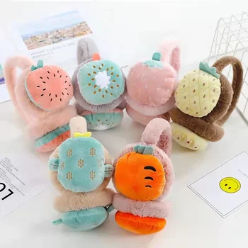 ערימות פירות מתכווננות של ילדים עם חום אוזניים חמים בסתיו ובחורף מצוירת קטיפה הסיטונאי