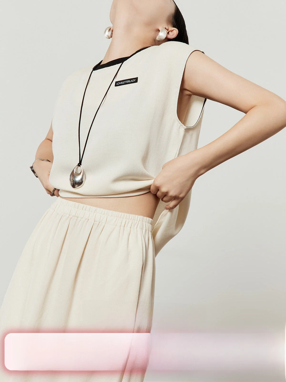 

Стильный белый повседневный женский комплект из двух предметов: топ и прямая юбка от Zhou Li Wu, идеально подходит для лета 2025 года