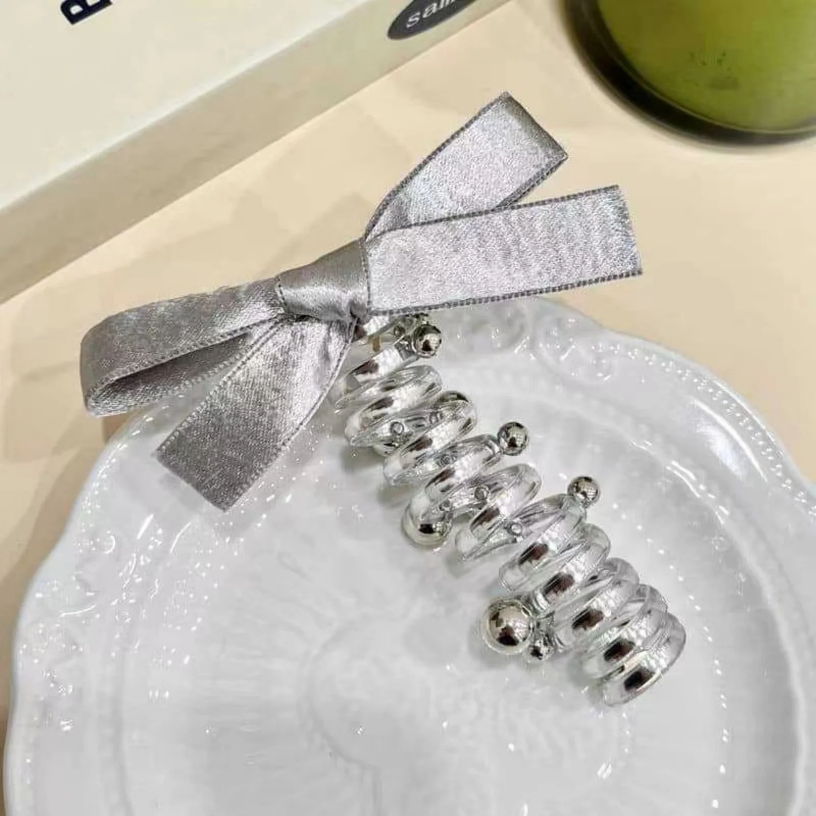 1/2個入り キラキラ輝くシルバーのリボン＆ビーズヘアゴム：女性向けのおしゃれなヘアアクセサリー、編み込みに最適、エレガントな雰囲気をプラス