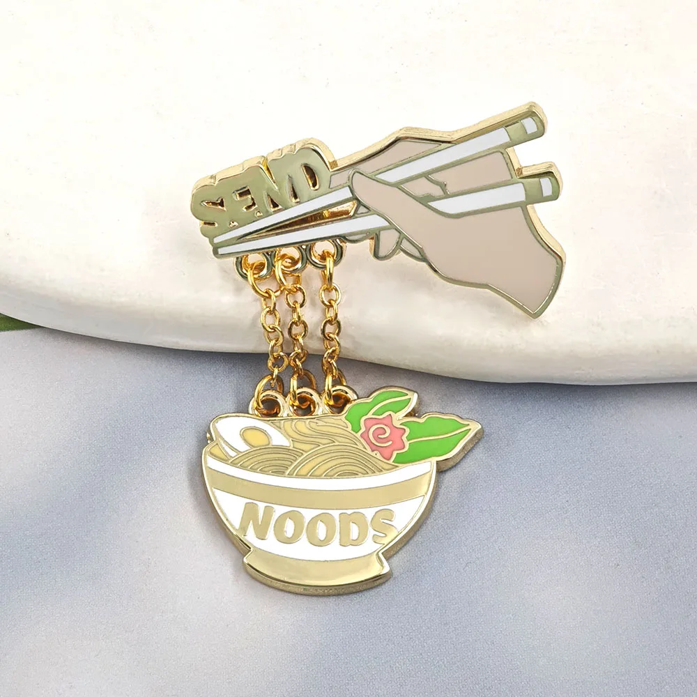 Lustige Emaille-Anstecknadel mit Nudelmotiv: Essens-Meme-Brosche, Stäbchen, Ramen-Nudeln, baumelnde Kette, Reversnadel, süßer Lebensmittel-Schmuck, Geschenk für Freunde – Detail 8