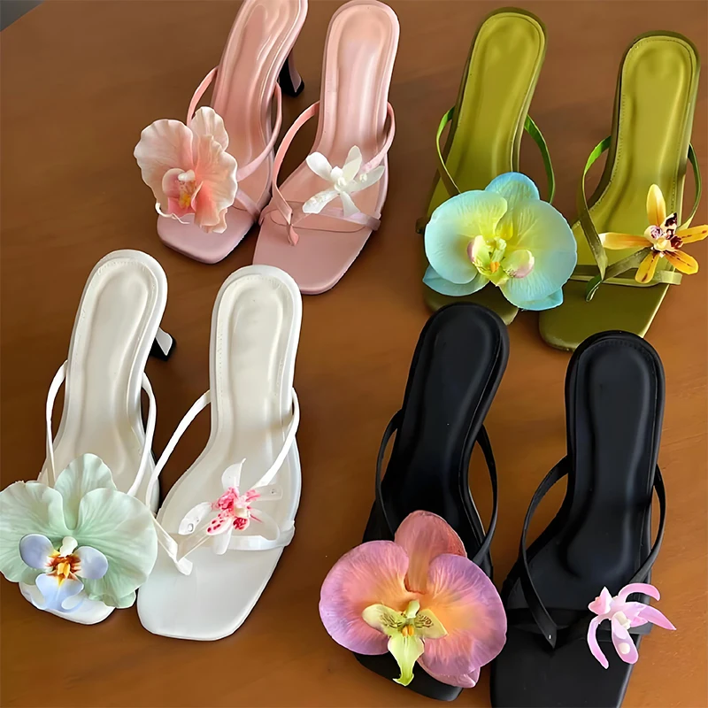 

Sandals Asymmetric Decor Orchid Artificial Flower Summer Hawaiian Romantic Bohemian High Heeled Slippers Designer Charms Accesso