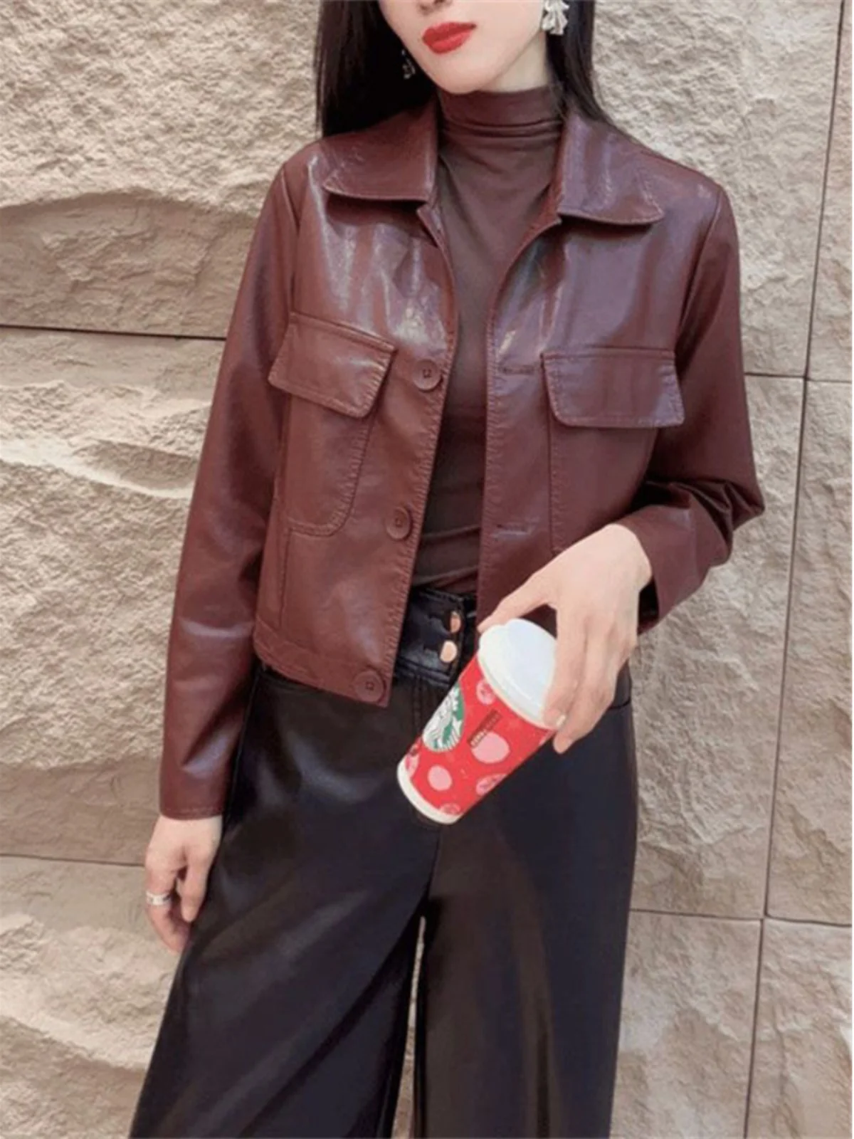 Jaqueta de Couro Feminina Estilo Motoqueiro Moderna com Gola, Leve e Luxuosa, Nova Chegada de Outono, Tamanho Pequeno