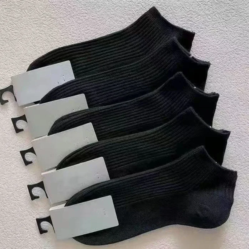 Nuovi calzini alla caviglia maschili e femminili Lettera alla moda Stile sportivo Calzini da corsa invisibili traspiranti che assorbono il sudore a prova di odore