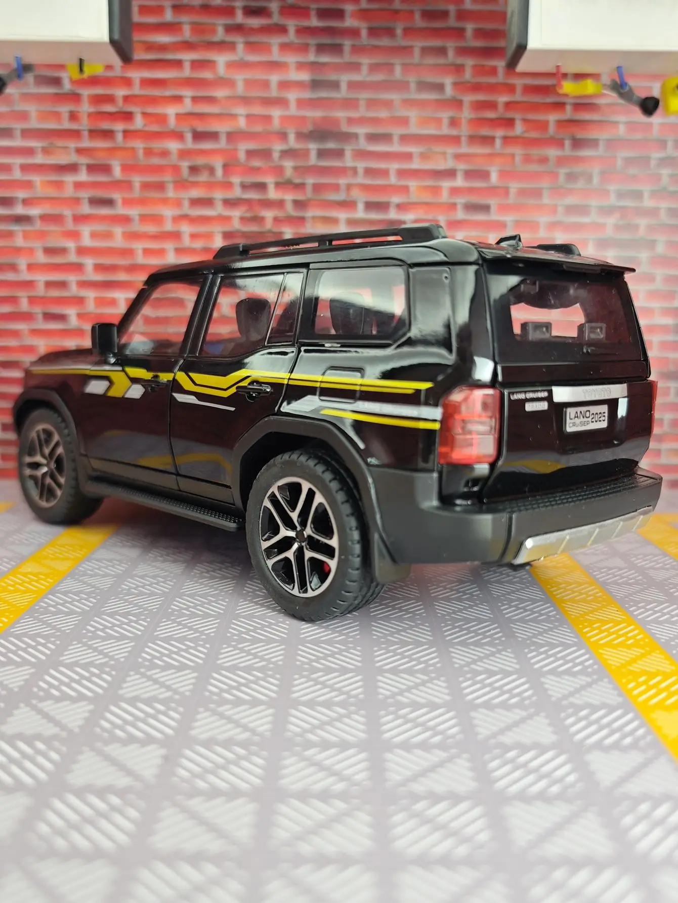 1:24 modelo de veículo off-road de liga Toyota Prado LC250, portas e capô do motor, porta-malas pode ser aberto com ornamentos de som e luz