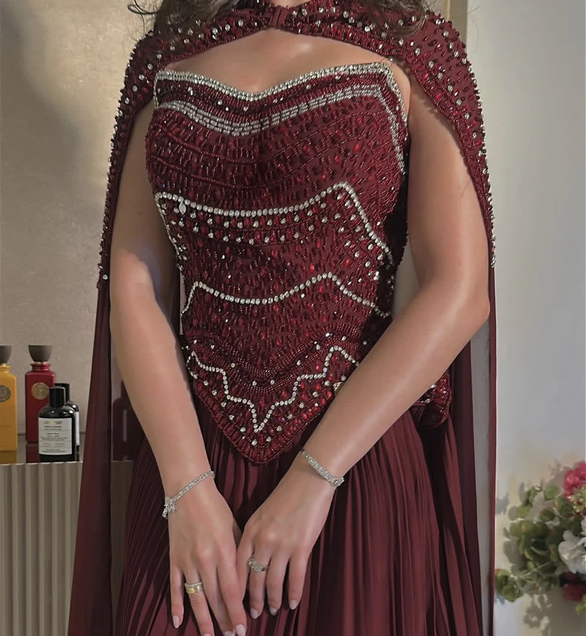 المملكة العربية السعودية فستان سهرة بورجوندي داكن فساتين حفلات طيات شيفون مع كريستال خرز كيب لامع