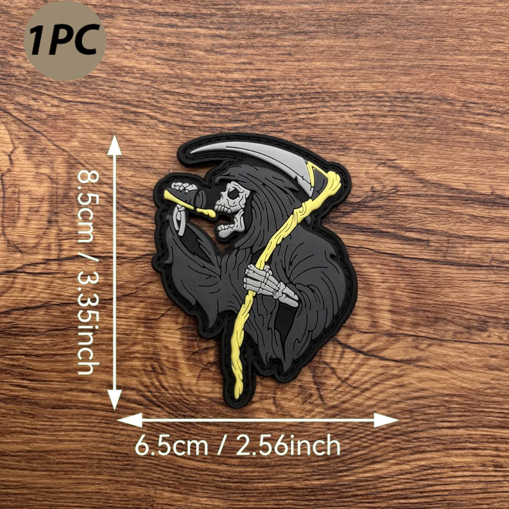 Dark Style Skull Design, 2D Flat Pvc Material with Built-In Glow-In-The-Dark Effect, Decorative Sticker, Comes with a Felt Backing, Available in Three Different Colors, 1 Piece, Not Easy to Fade or Age, Decorative Accessory for Backpacks and Trendy Storage Bags
