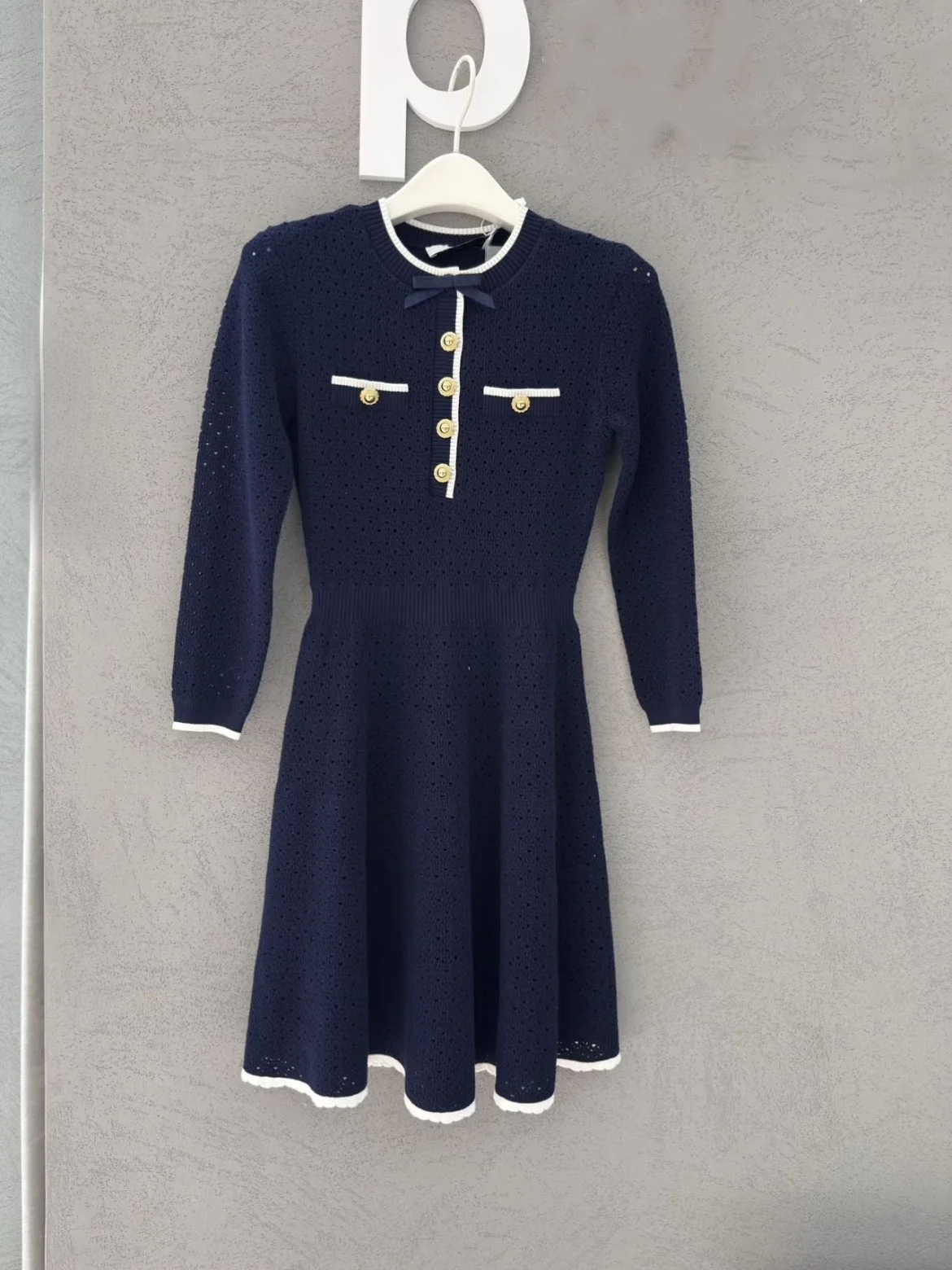 

Heidd SP2026 Весенне-летнее трикотажное платье темно-синего цвета с круглым вырезом, рукавом 3/4 и декоративными узлами, в деловом стиле, из полиэстера