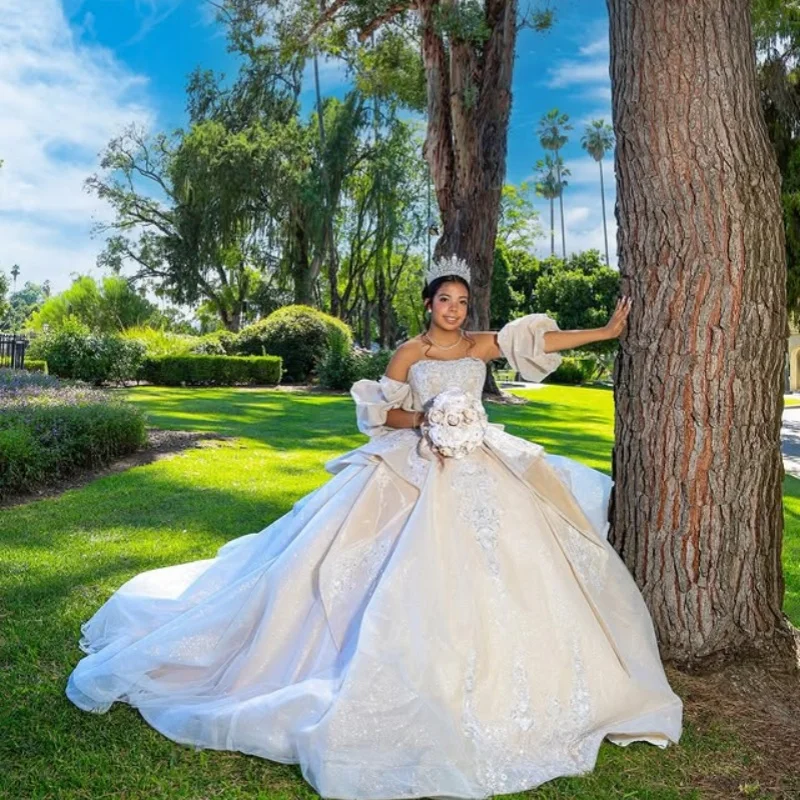 

Блестящие платья Quinceanera цвета слоновой кости по индивидуальному заказу с открытыми плечами, блестящая аппликация с кристаллами, кружевной бант, длинный хвост, Vestido 15, Quinceanera