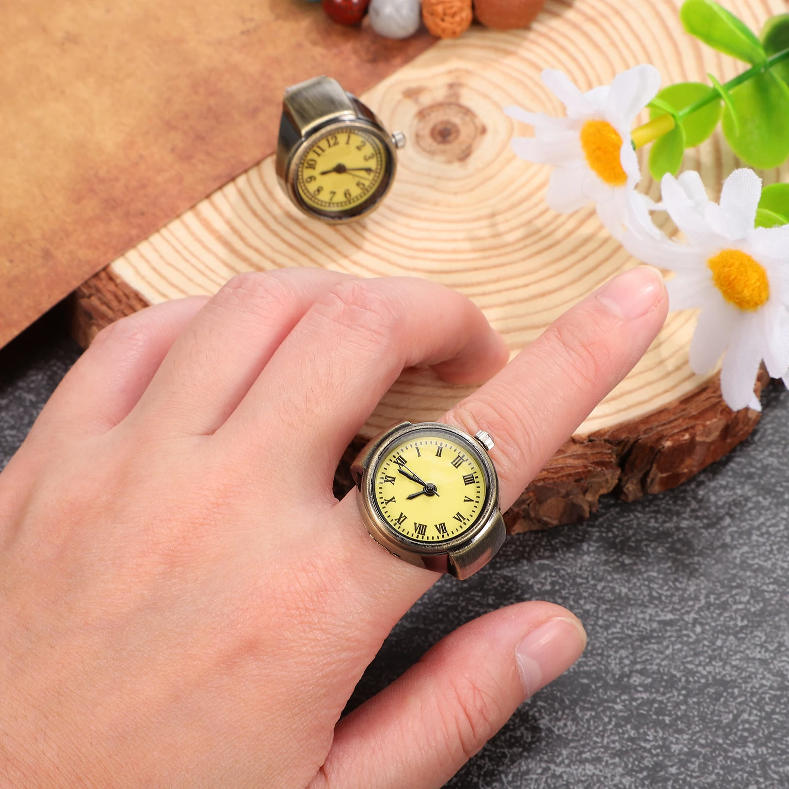 

2pcs Vintage Ring Watch for Women Golden Metal Finger Watch Decorative Round Dial Mini Quartz Adjustable Belt Design Fashion
