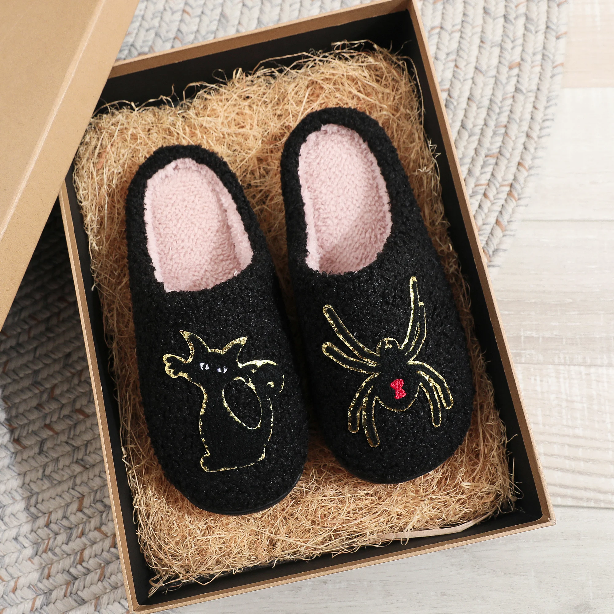 A Pair of Black Halloween Horror Spider Black Cat Pattern Embroidered Plush Home Thick-Soled Comfortable Fur Slippers Personalized Warm Non-Slip Indoor Slippers Autumn and Winter Gifts for Men and Women to Wear