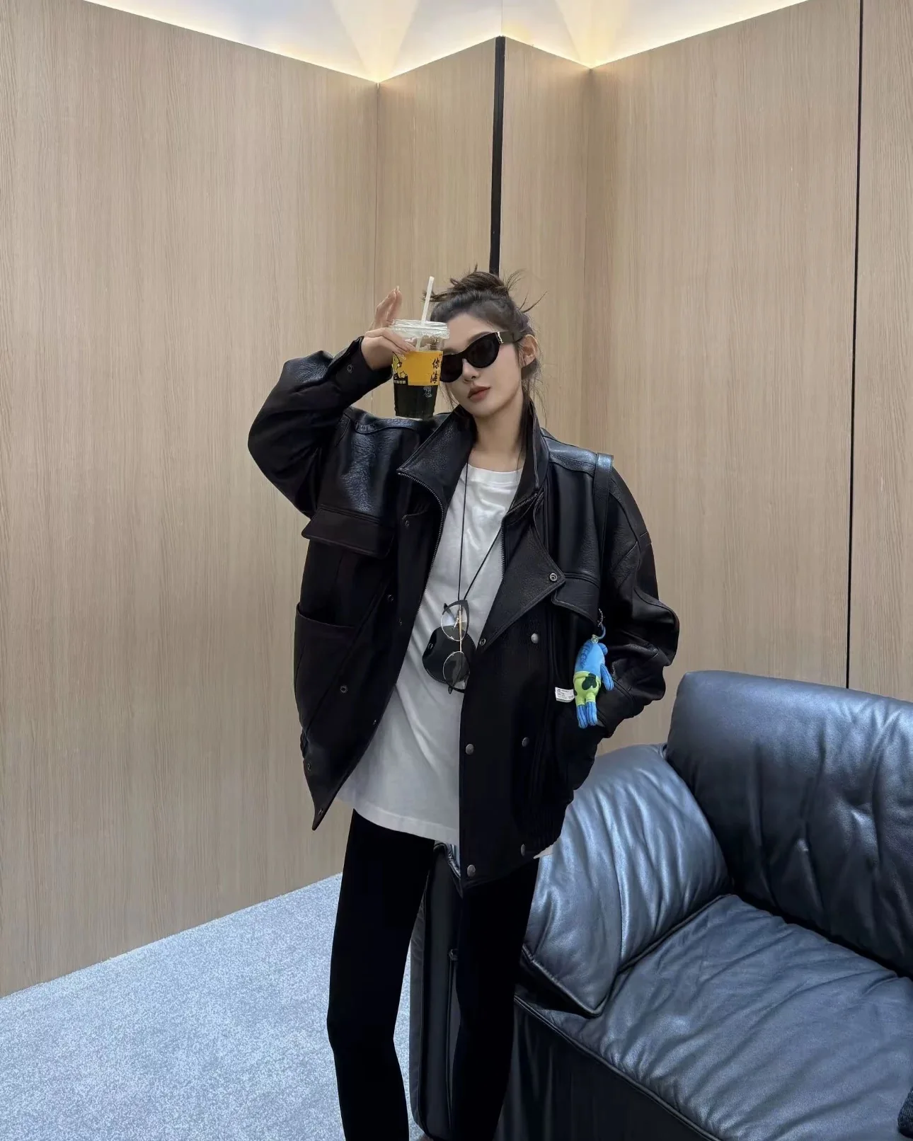 เสื้อโค้ทหนังแท้คุณภาพสูง สไตล์เรโทร หนังวัวแท้ สำหรับฤดูใบไม้ร่วงและฤดูหนาว ดีไซน์ใหม่ สไตล์ยุโรป แฟชั่นสำหรับผู้หญิง ทรงยาว ซิปดีไซน์ทันสมัย