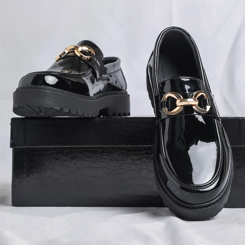 Herren-Freizeitsneakers, Herren-Slipper aus glänzendem Lackleder, Herren-Lederschuhe mit dicker Sohle und Metallschnalle, die die Körpergröße optisch erhöhen, Herren-Freizeitschuhe im britischen Stil für den täglichen Gebrauch. – Detail 2
