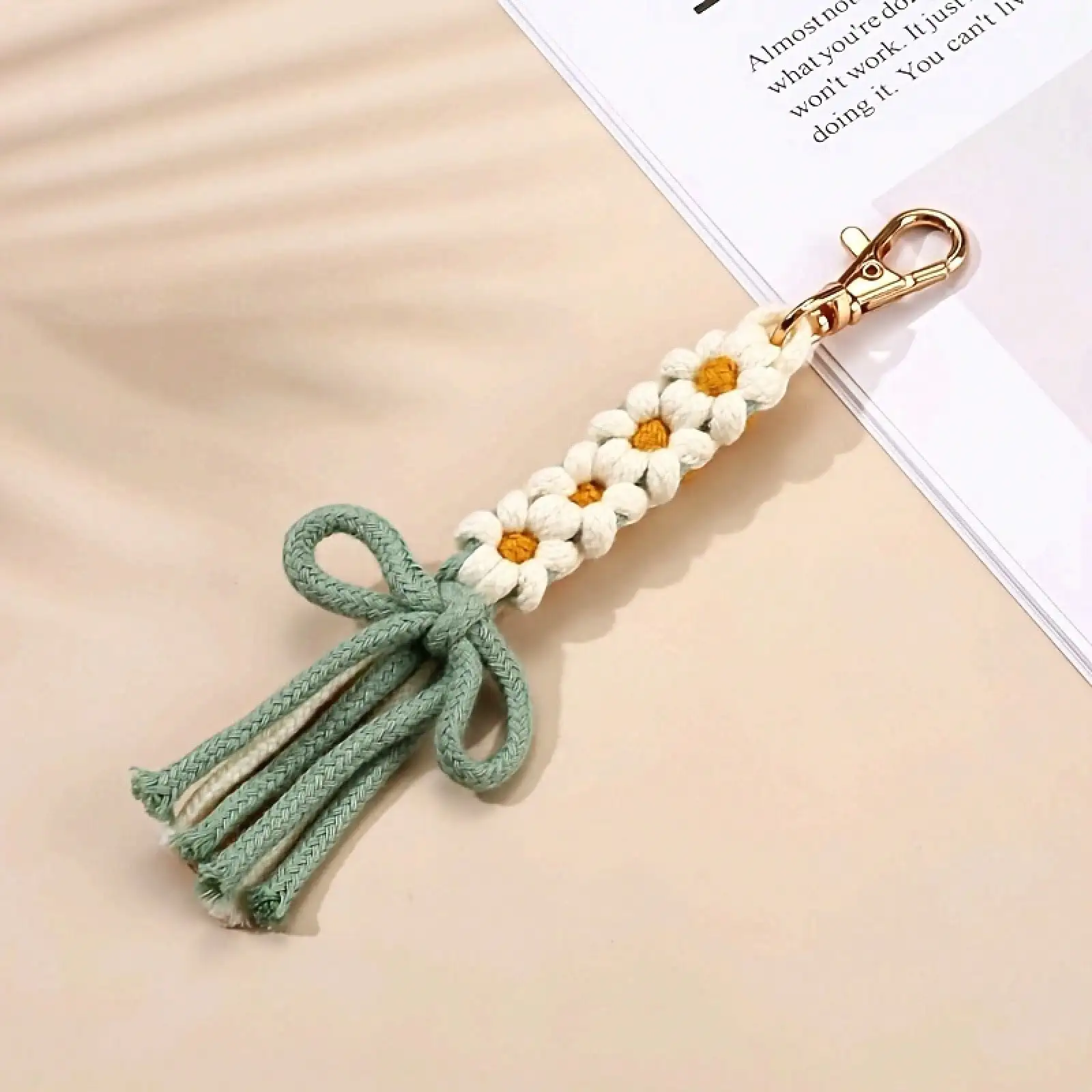 

1 Daisy Tassel Keychain - White And Yellow Floral Design With Green Woven Rope, Gold Loop Suitable For Backpacks, Keys, Car Decoration - Cute Gift For Women's Daily Use And Home Decoration