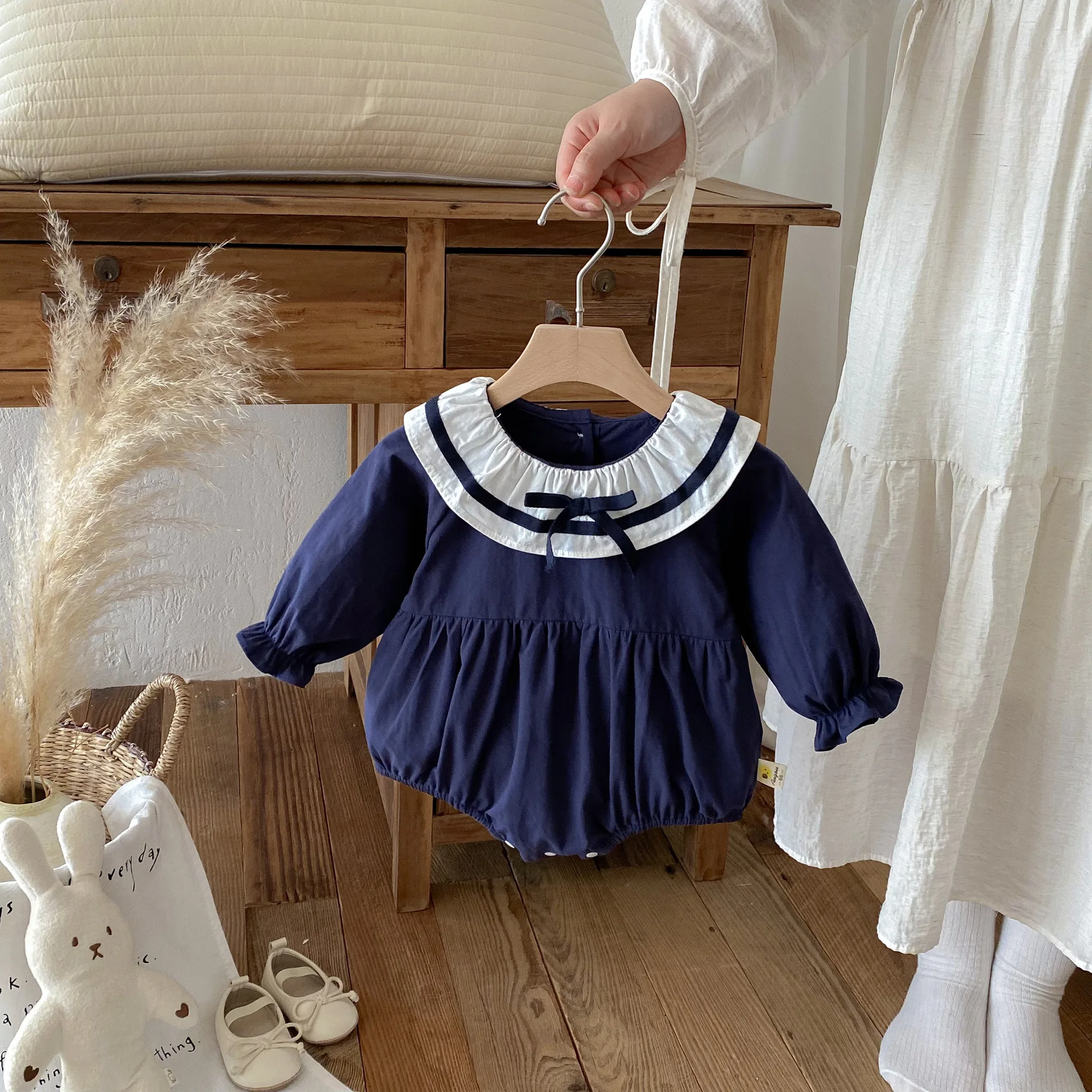 2025 primavera y otoño nuevo bebé peleles con cuello Peter Pan para niñas mono de manga larga estilo azul marino ropa de escalada al aire libre