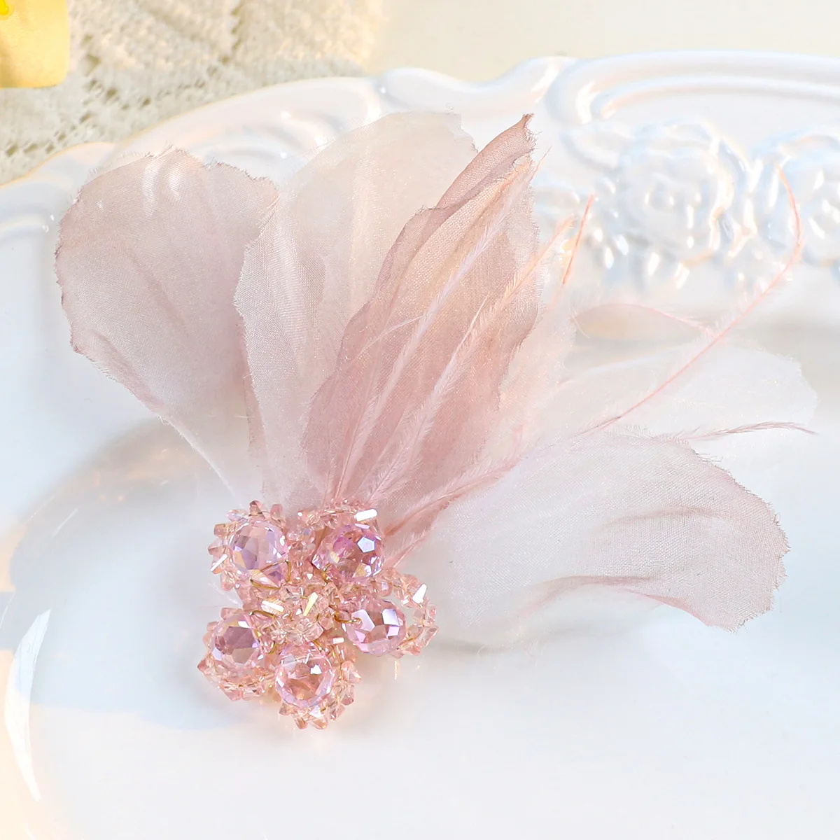 New Crystal Flower Brooches for Women Flower Fashion Applique Fabrics Corsage Elegant Decorative Jewelry Accessory
