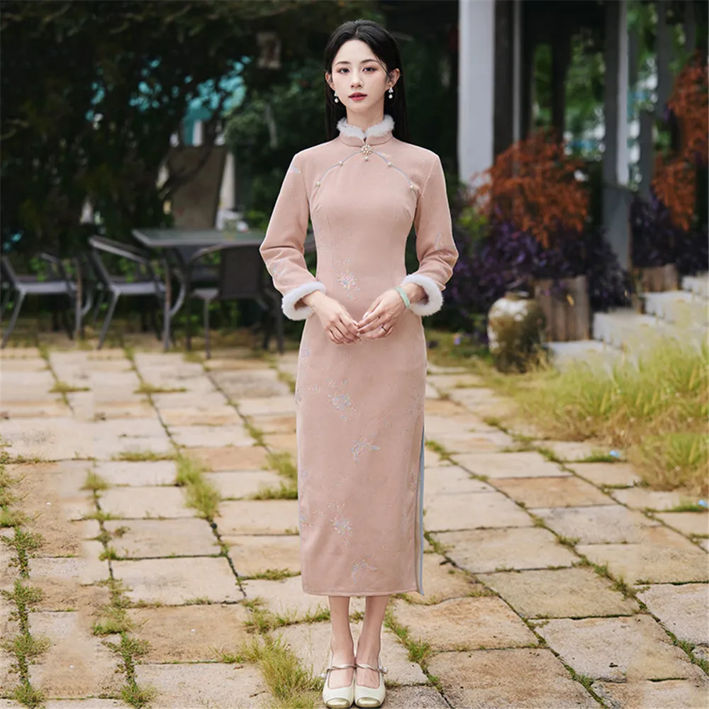 

Традиционное китайское вышитое платье-ципао из розовой замши с длинными рукавами, облегающее, с разрезом, для вечеринок и торжественных мероприятий