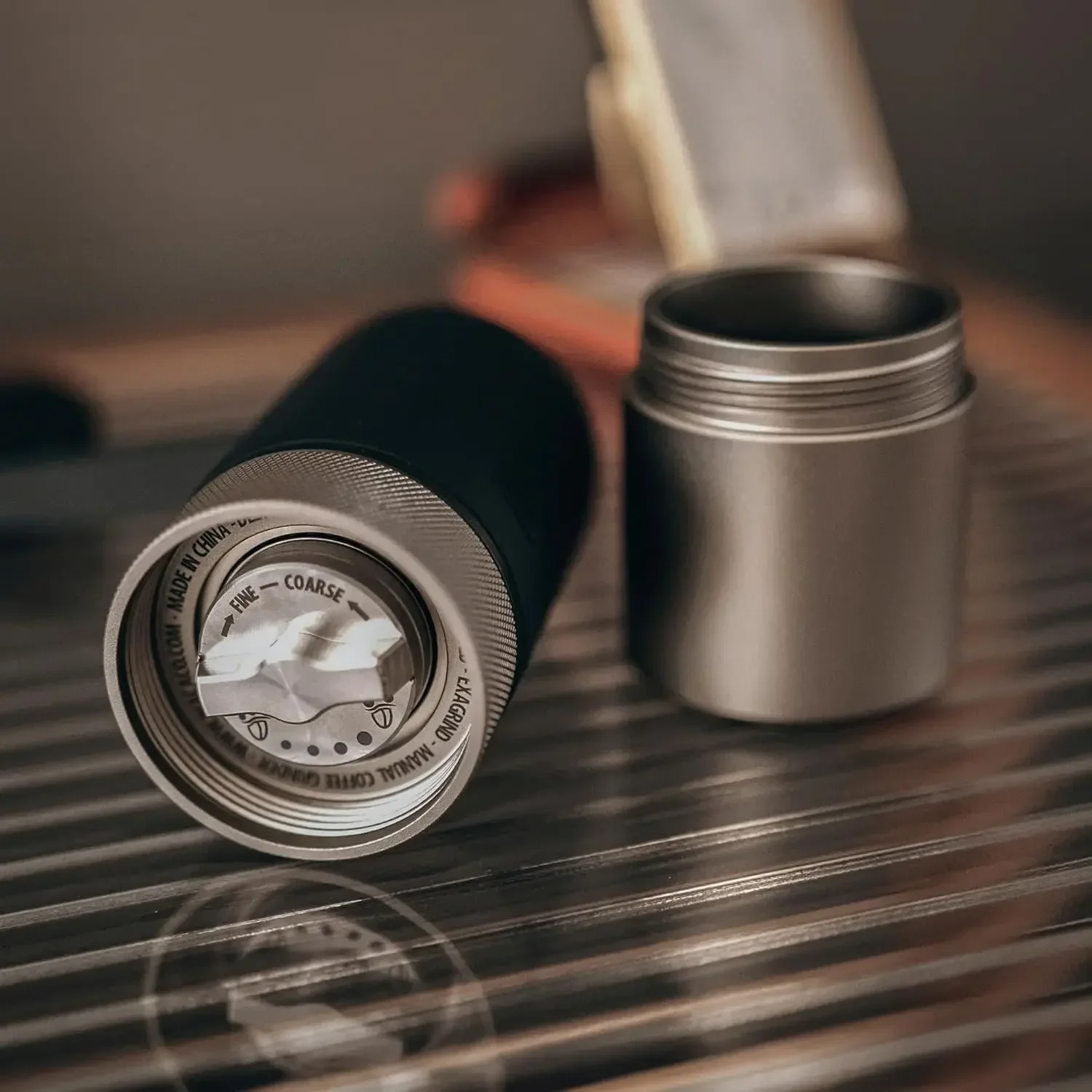 

XMSJ * Ручная кофемолка, конические заусенцы из нержавеющей стали, высокоточная регулируемая кофемолка с ручным заводом