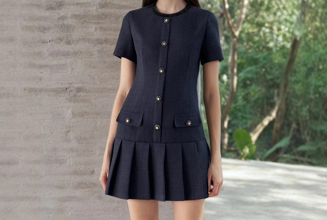 

Short Sleeved Pleated Dress With Exquisite Buttons And Pockets, Combined With Women's Dress
