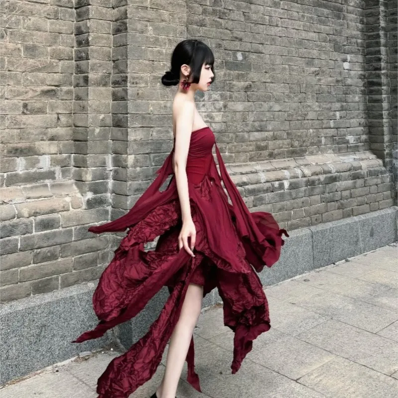 

A dark and cold multi-layered irregular red strapless dress
