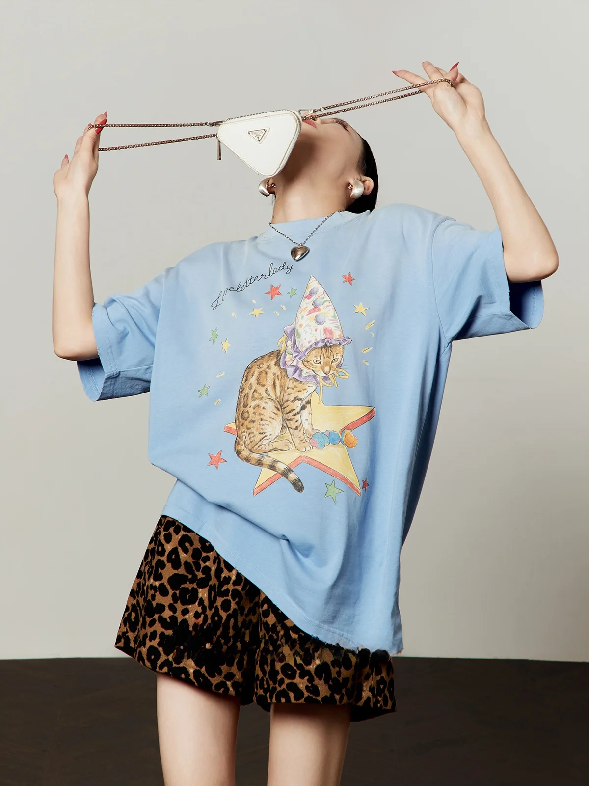 

Синяя футболка с леопардовым принтом, повседневная свободная футболка с короткими рукавами, женская летняя новая модель, универсальный женский модный топ для похудения