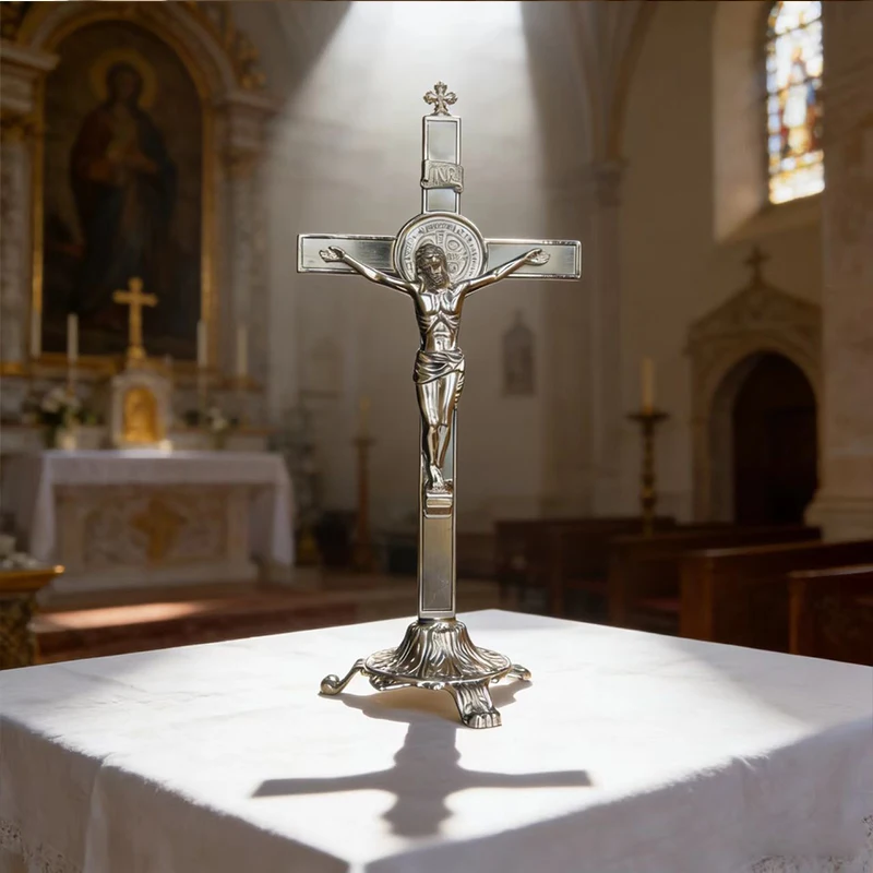 Neues hochwertiges, versilbertes katholisches St.-Benedikt-Kruzifix mit verziertem Sockel, stehendes Kreuz für den Gottesdienst auf dem Tisch und die tägliche Andacht. – Detail 3