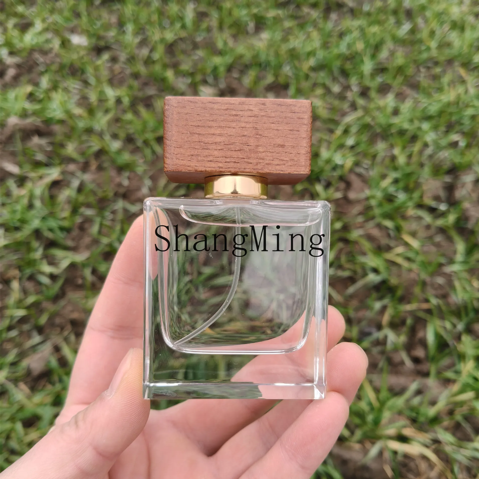 

DSA Polished Perfume Bottle Crystal White Material Glass Flat Square Bayonet Wooden Cover Perfume Bottle