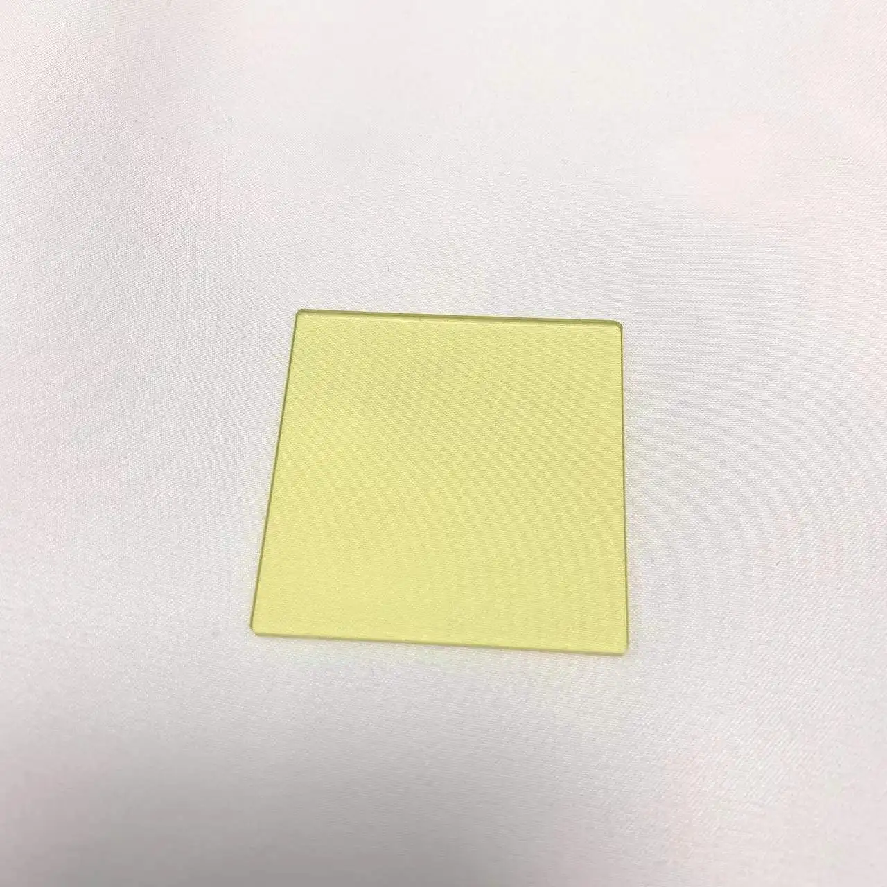 Tamaño cuadrado Color amarillo claro 50x50x2mm 445nm Vidrio óptico de holmio HOB445(HY1)