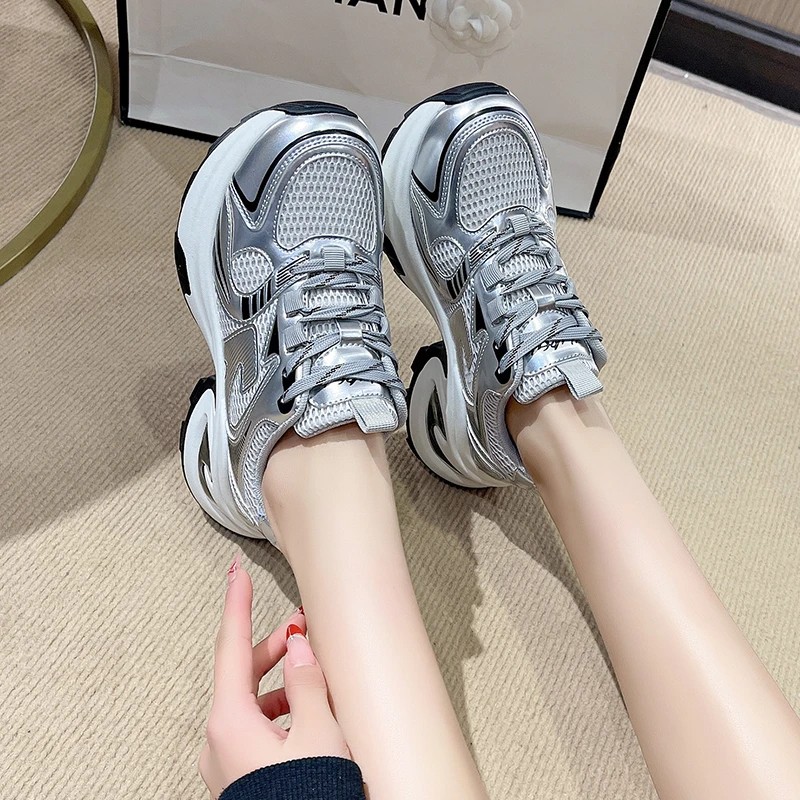 Chaussures de sport pour femmes nouveau 2025 polyvalent à semelles épaisses respirant maille fine à lacets chaussures décontractées à talons hauts chaussures à semelles épaisses