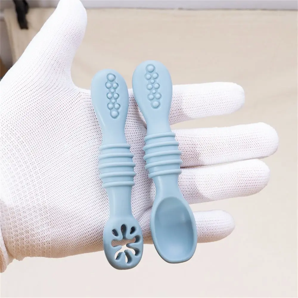 Utensili da tavola per neonati con alimentazione solida cava Cucchiaio per l'apprendimento in silicone Cucchiai per l'apprendimento infantile Utensili per l'addestramento Cucchiaio per alimenti per bambini