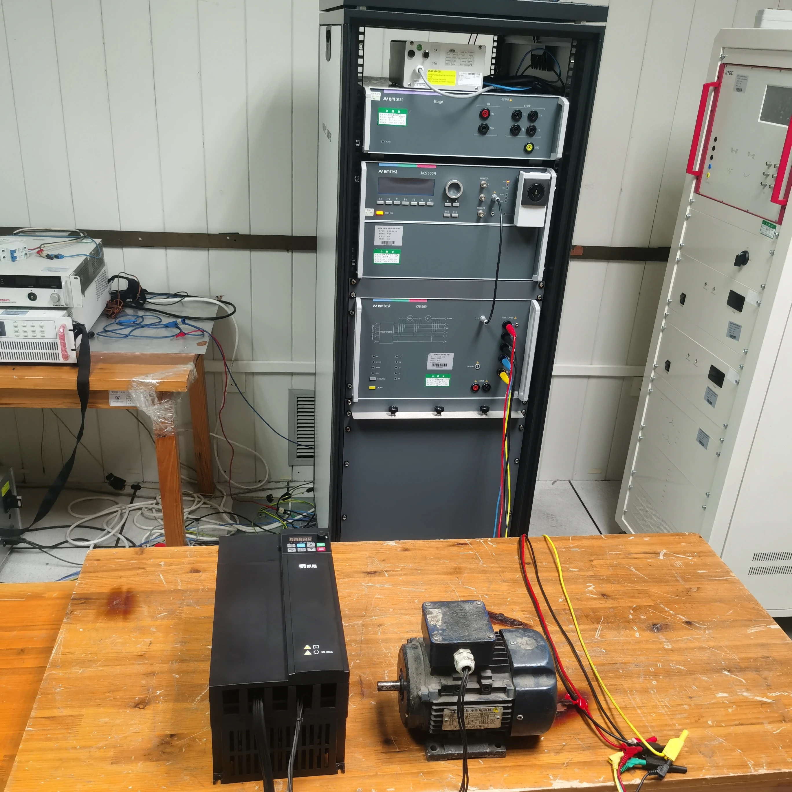 Dispositivo di controllo della frequenza del regolatore di velocità del motore VFD trifase da 22 kW con design di dissipazione del calore Compressore di tensione nominale 380 V