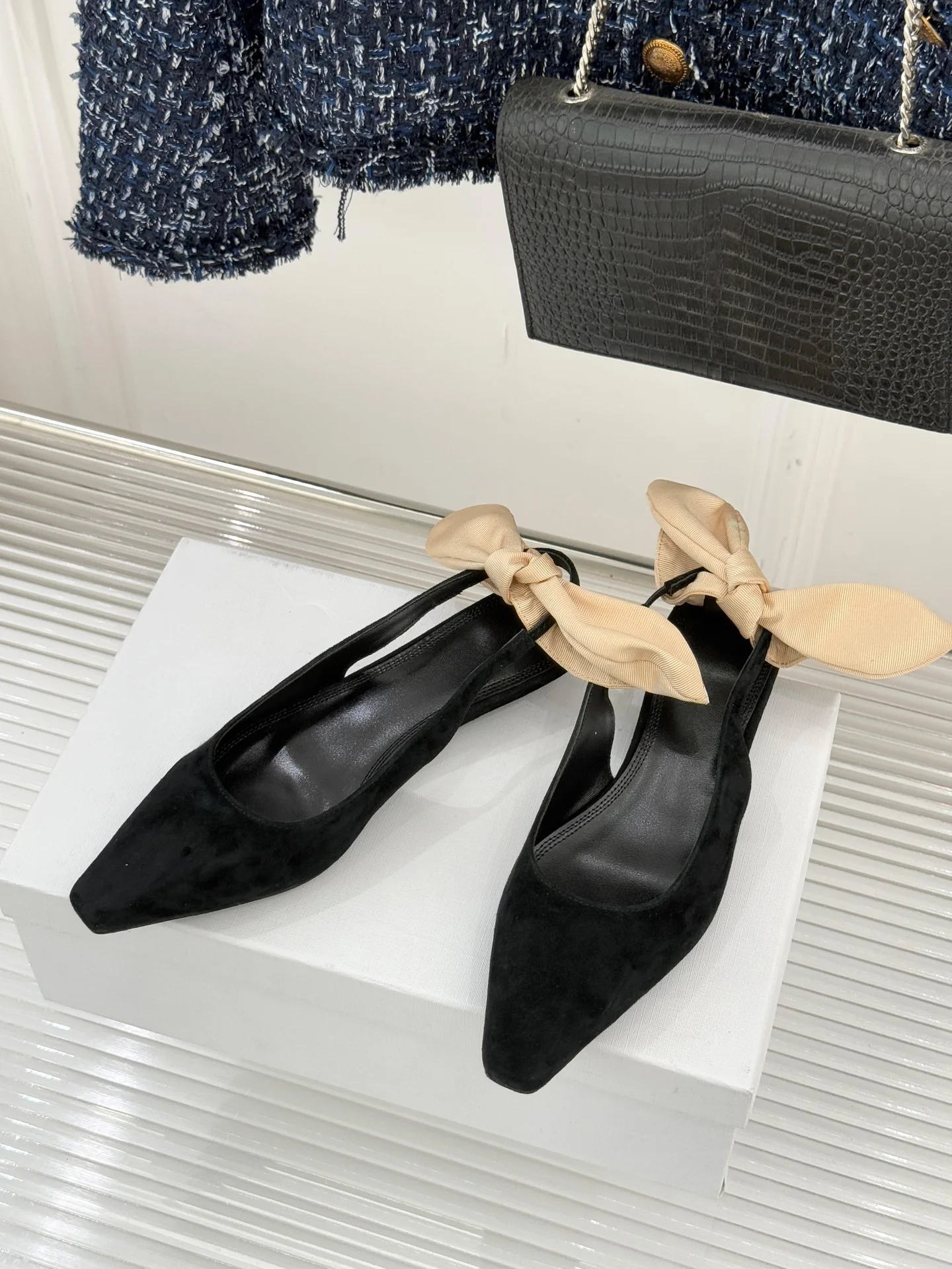 

Модные женские замшевые сандалии с бежевым бантом и заостренным носком, с ремешком на пятке.