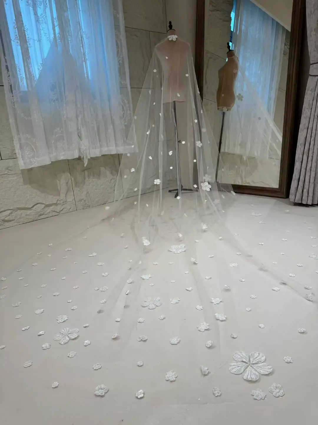 

Однослойная свадебная фата с 3D цветами, длинная соборная фата с расческой, настоящая фотография с аппликацией