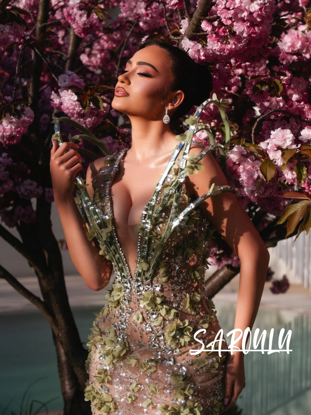 

High-end Handmade 3D Green Flower Crystal Sheath Evening Dress Nude Sheer Tulle Sexy Deep V Neck Customized Formal Gala Gown