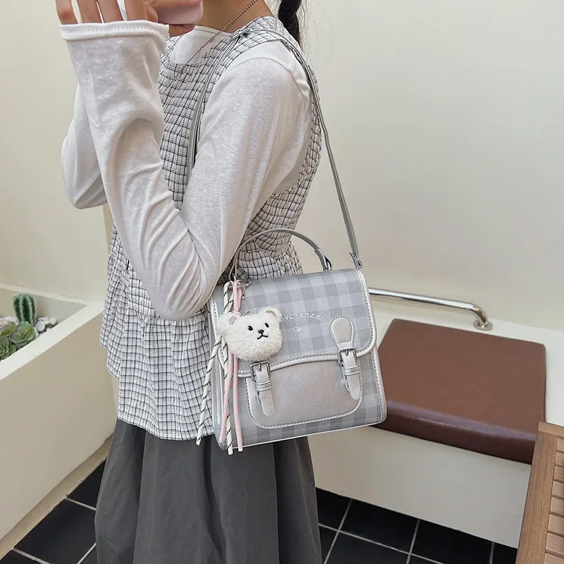 2025 Новая легкая роскошная клетчатая сумка для женщин — корейский стиль, плечо/ручной/рюкзак, легкий дизайн для путешествий